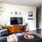 Spacious 1 Bed + Studio // Free Parking // Zen Patio