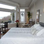 Romantic Spacious Suite With Salish Sea & Mountain Views At Seattle Luxury Estate