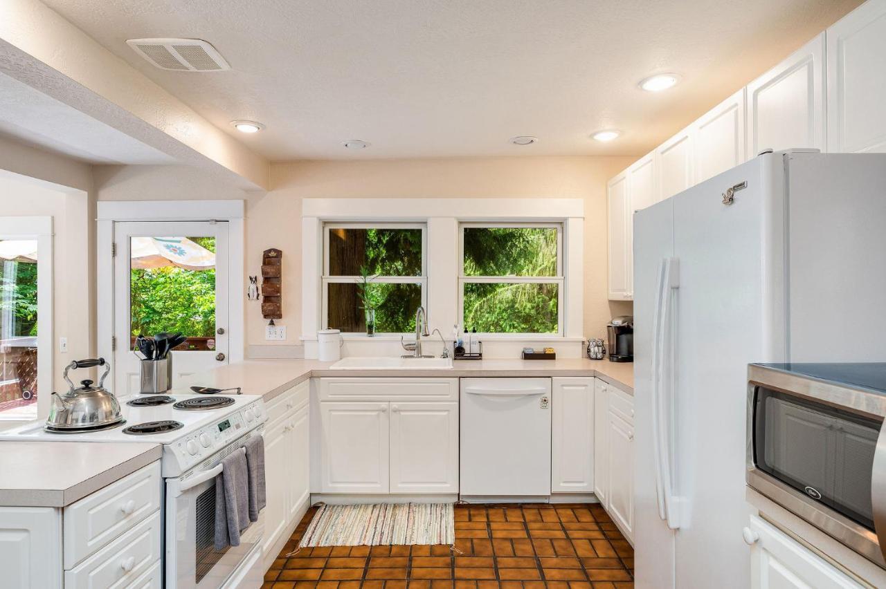 Holiday home 4br With Firepit, Outdoor Dining And Yard Surrounded By Trees *