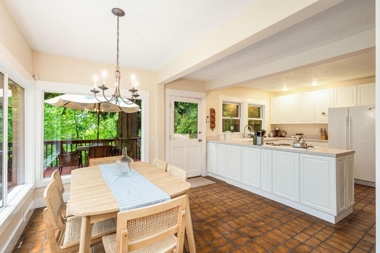 Holiday home 4br With Firepit, Outdoor Dining And Yard Surrounded By Trees
