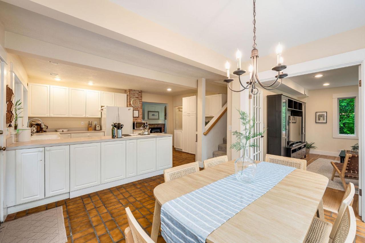 4br With Firepit, Outdoor Dining And Yard Surrounded By Trees Holiday home Seattle
