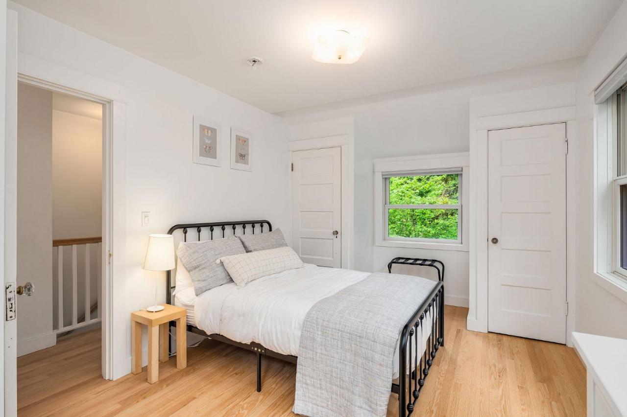 4br With Firepit, Outdoor Dining And Yard Surrounded By Trees *