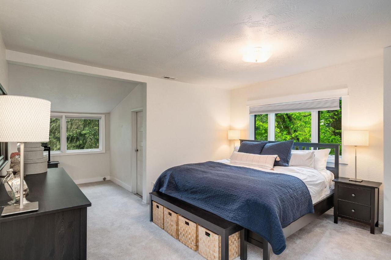 4br With Firepit, Outdoor Dining And Yard Surrounded By Trees