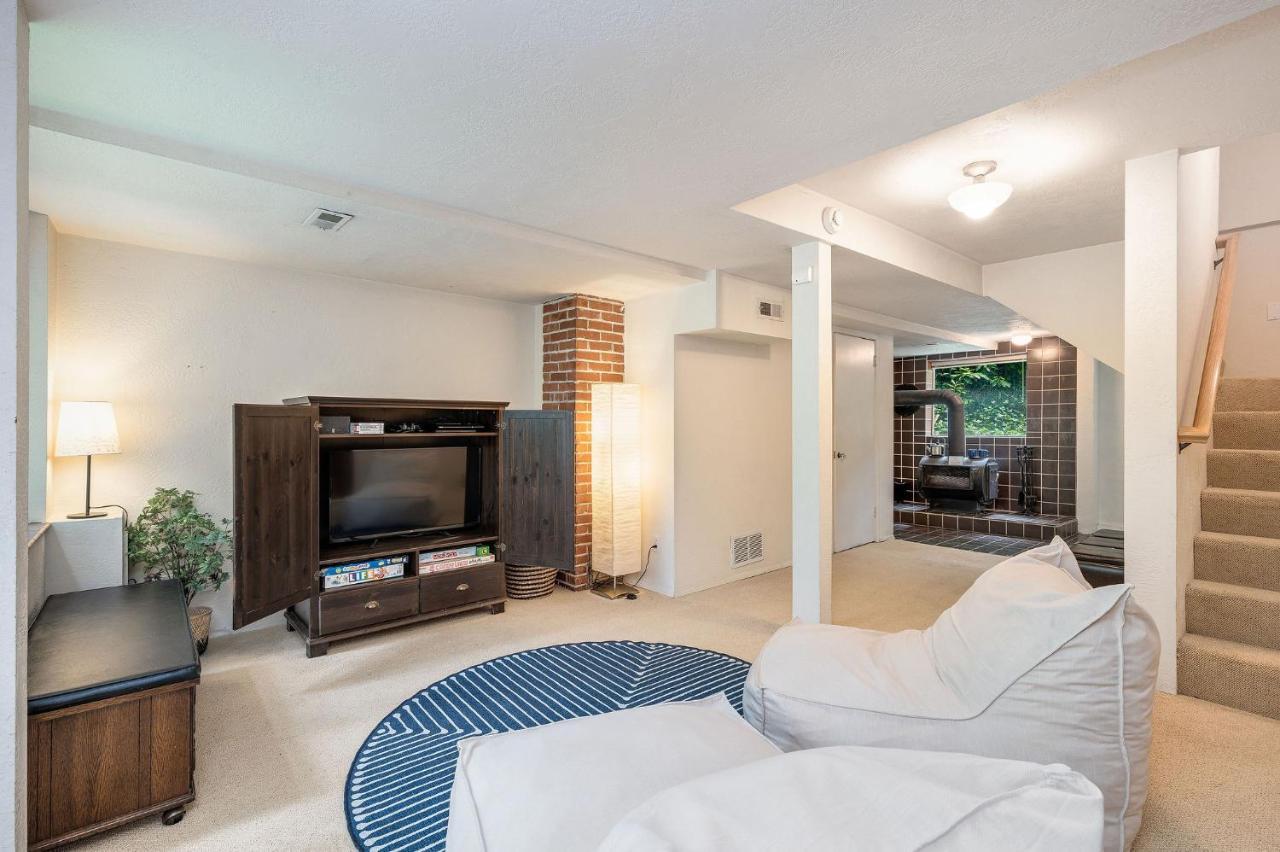 4br With Firepit, Outdoor Dining And Yard Surrounded By Trees *