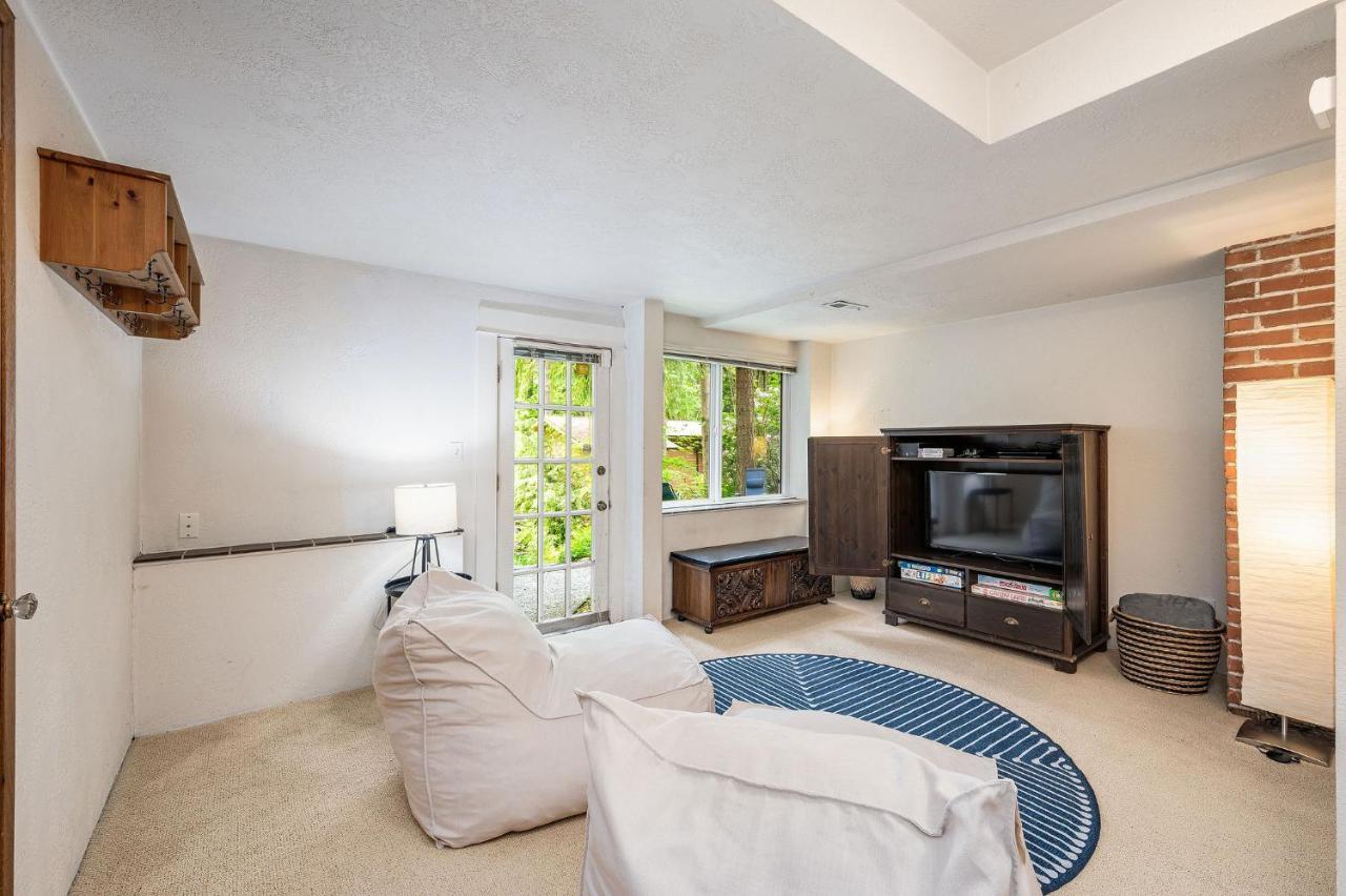 4br With Firepit, Outdoor Dining And Yard Surrounded By Trees