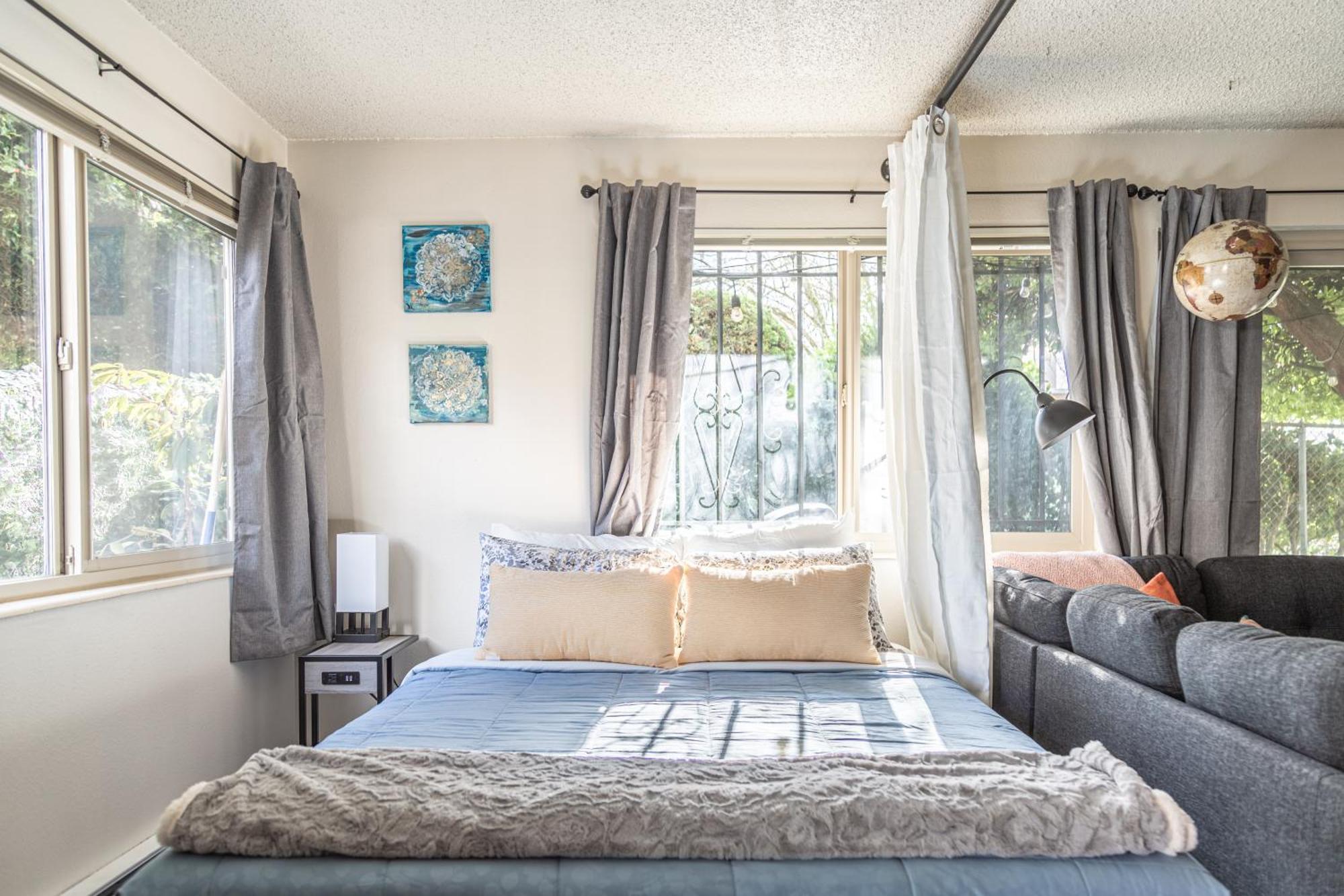 Spacious 1 Bed + // Free Parking // Zen Patio Apartment Seattle