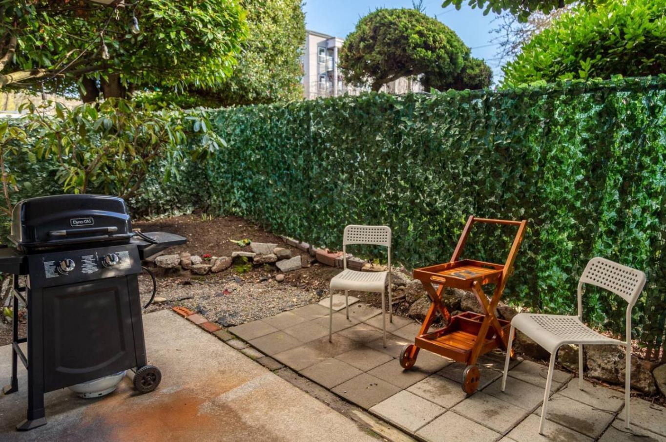 Spacious 1 Bed + // Free Parking // Zen Patio Seattle