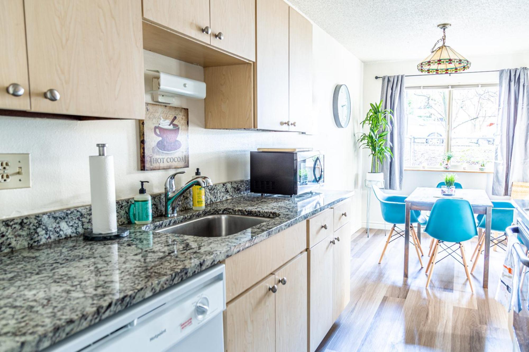Spacious 1 Bed + // Free Parking // Zen Patio * Seattle