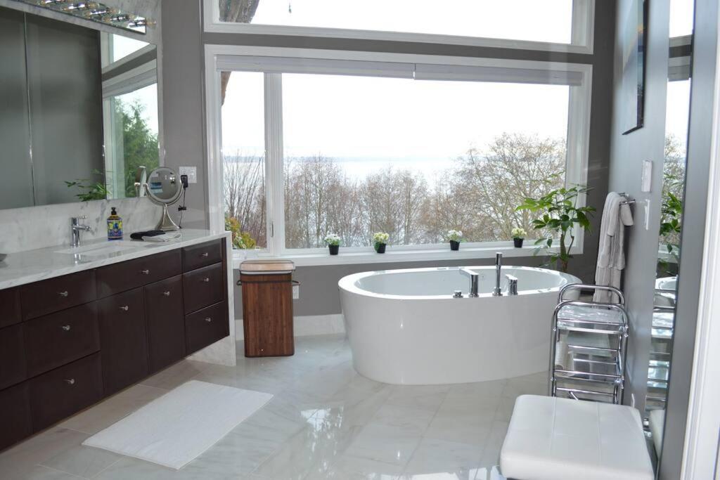 Apartment Romantic Spacious With Salish Sea & Mountain Views At Luxury Estate *