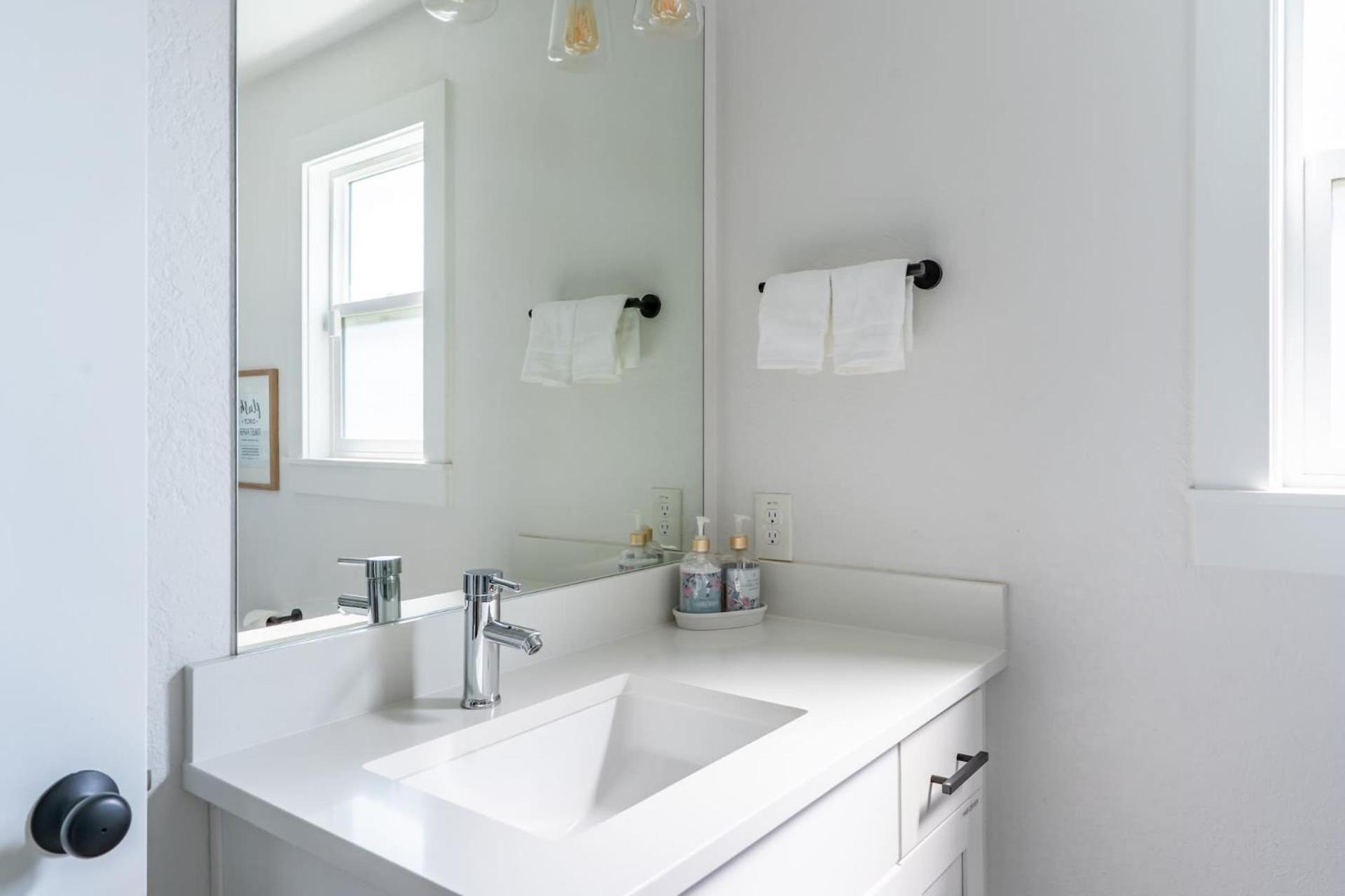 Cozy Pet Friendly Downstairs Retreat In Holiday home Seattle