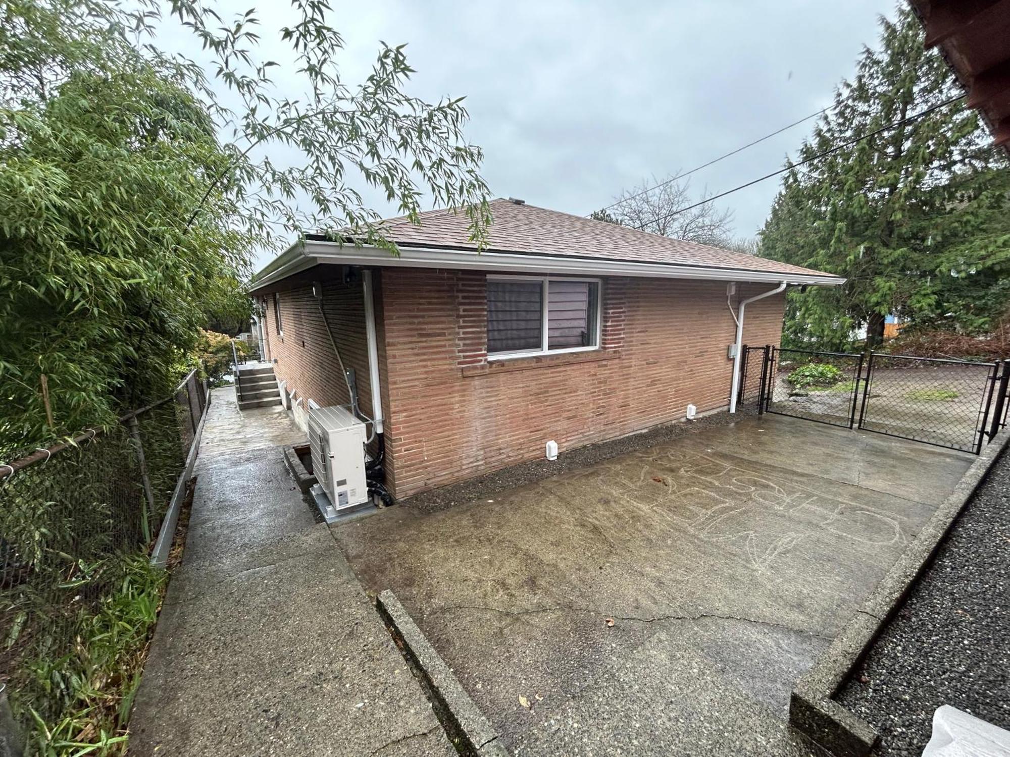Modern Units Near Downtown, Lumen Fields, Light Rail Apartment *