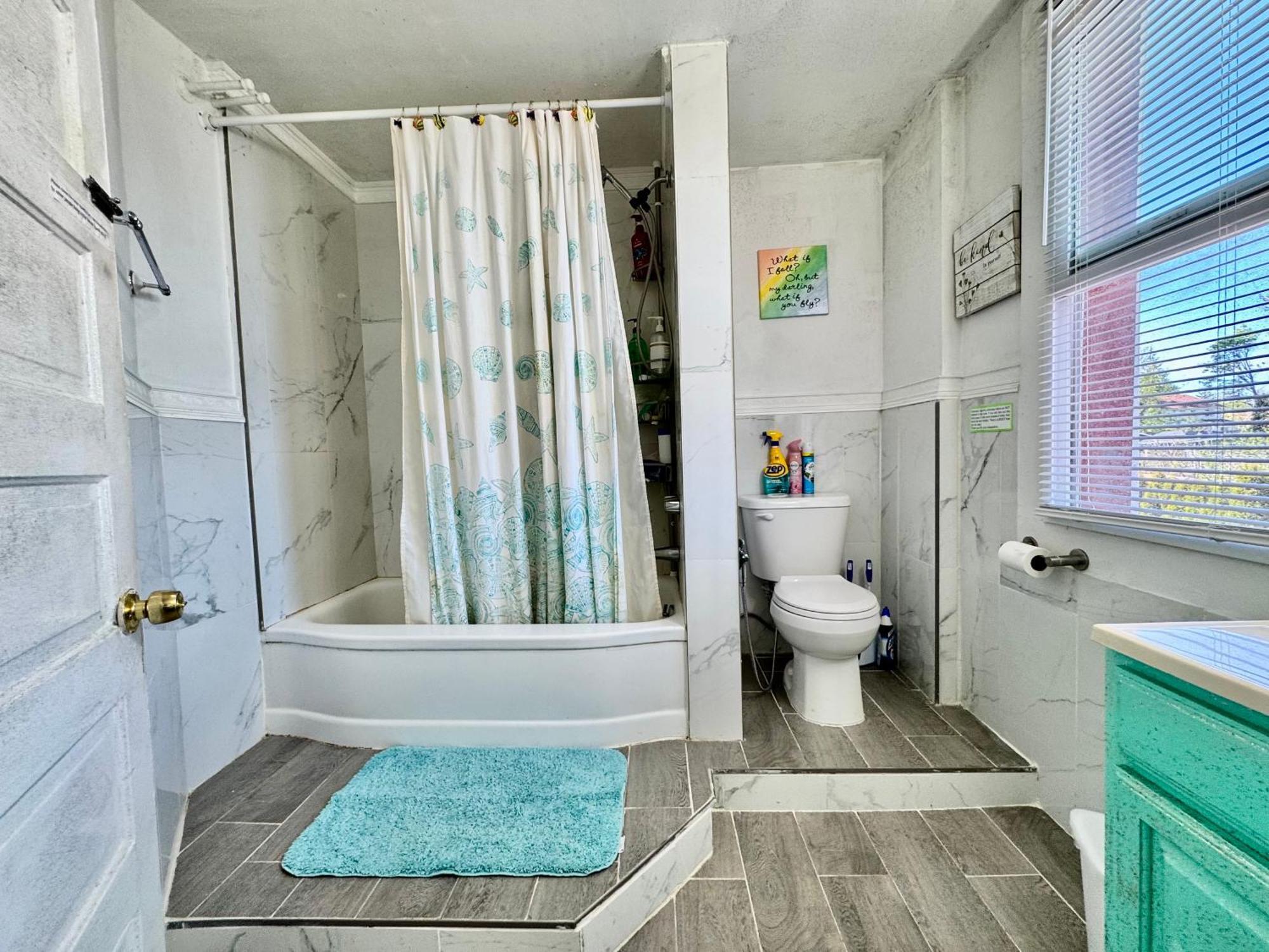 Homestay Private On The 1st Floor With Shared Bathroom Near Airport And Downtown Seattte *