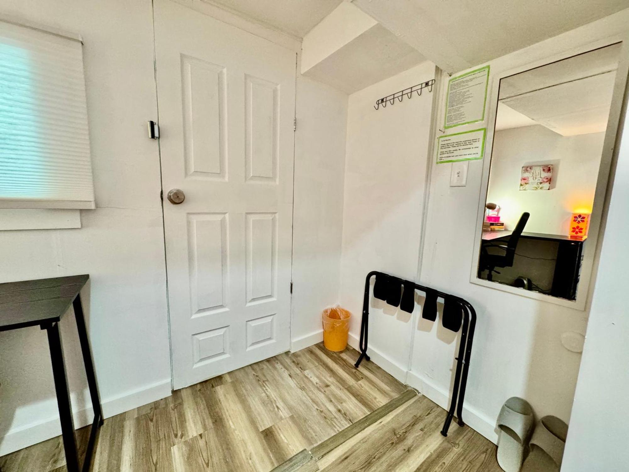 Private On The 1st Floor With Shared Bathroom Near Airport And Downtown Seattte Homestay *