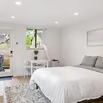 Modern Apartment Near Light Rail