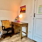 Private Room With Two Twin Beds Air Conditioning And Shared Bathrooms Located Near Seatac Airport And Downtown Seattle