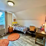 Private Room With Two Twin Beds Air Conditioning And Shared Bathrooms Located Near Seatac Airport And Downtown Seattle