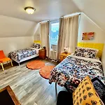 Private Room With Two Twin Beds Air Conditioning And Shared Bathrooms Located Near Seatac Airport And Downtown Seattle
