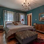 What are the best hotels near Chihuly Garden and Glass?