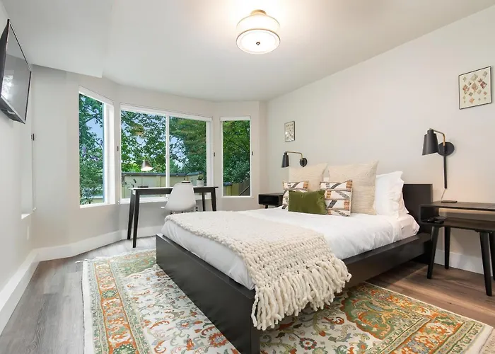 Madison Park Seattle With Outdoor Private Garden And Grill 1Br 1Ba