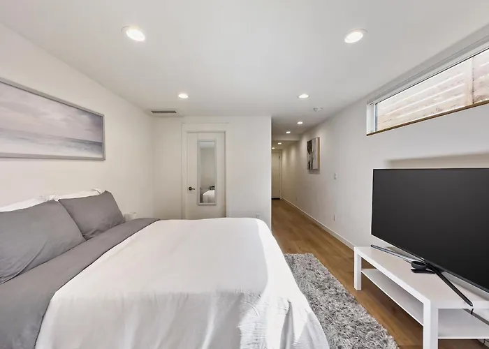 Modern Apartment Near Light Rail