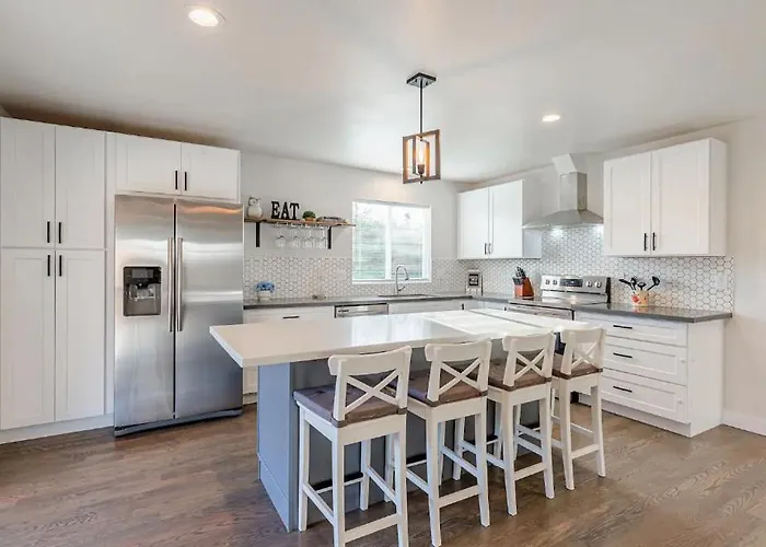 Luxurious 5 Bedroom Home With Ac And Ev Plug