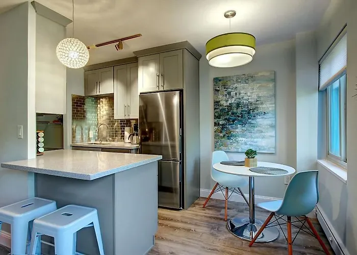 Modern Coastal Downtown, King Bed, Work Desk, Kitchen