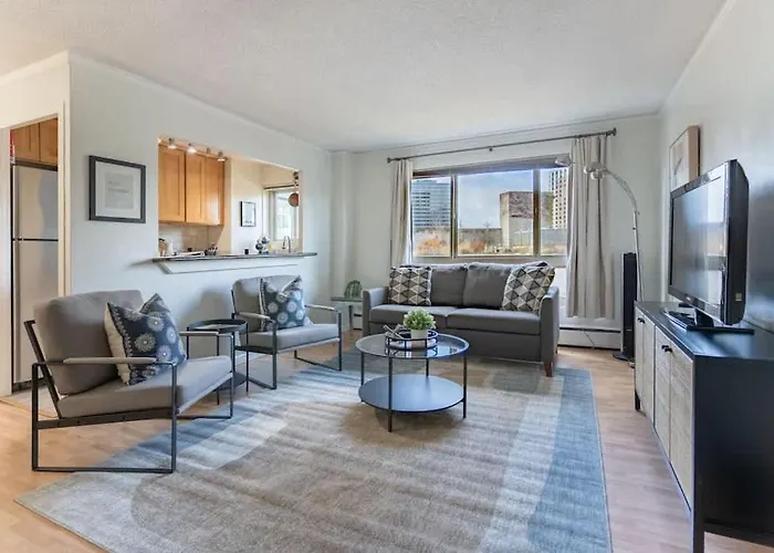 Vibrant Downtown, King Bed, Work Desk & Kitchen