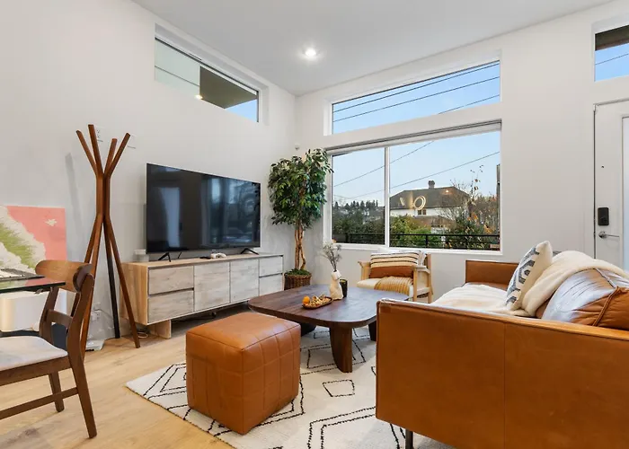 Luxe Central Home With Views & Rooftop