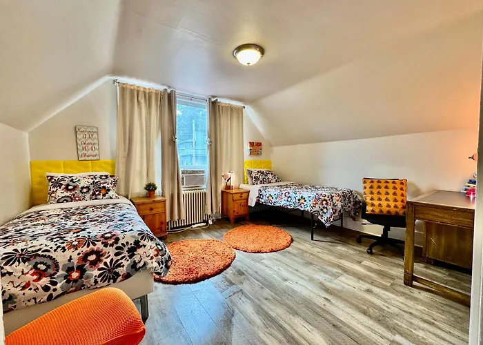 Private Room With Two Twin Beds Air Conditioning And Shared Bathrooms Located Near Seatac Airport And Downtown Seattle