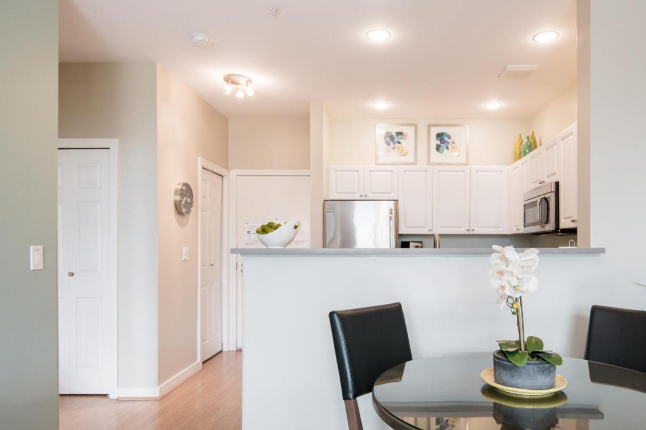 Apartment Water View Oasis With Pool & Gym Near Cruise In Heart Of