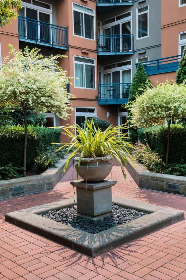 Water View Oasis With Pool & Gym Near Cruise In Heart Of Seattle