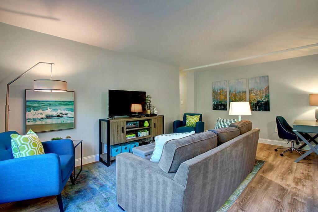 Modern Coastal Downtown, King Bed, Work Desk, Kitchen * Seattle