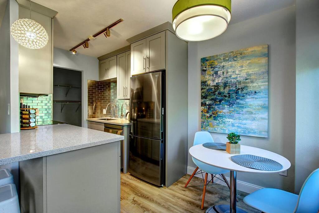 Modern Coastal Downtown, King Bed, Work Desk, Kitchen Holiday home Seattle