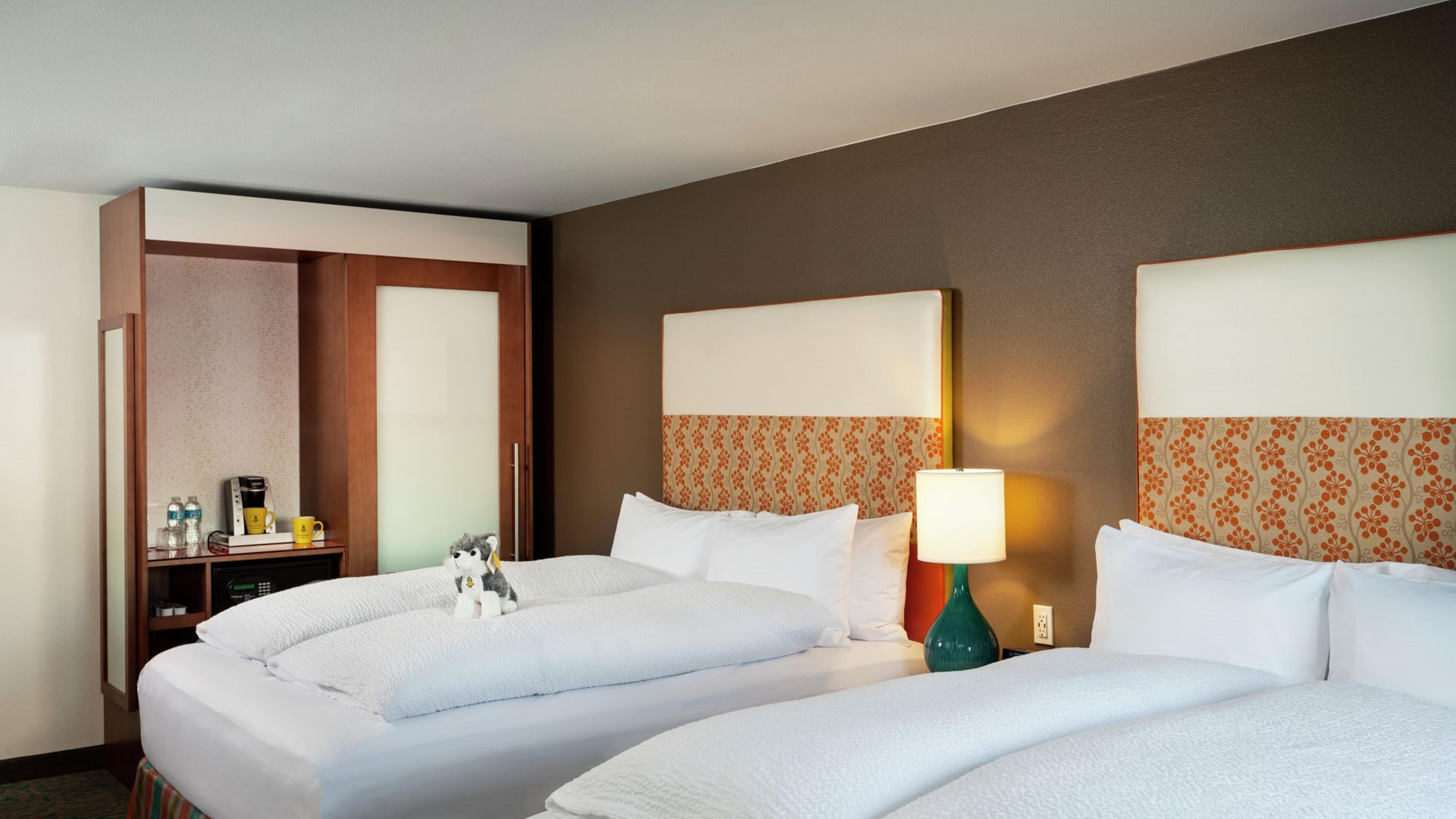 Staypineapple, Inn, District