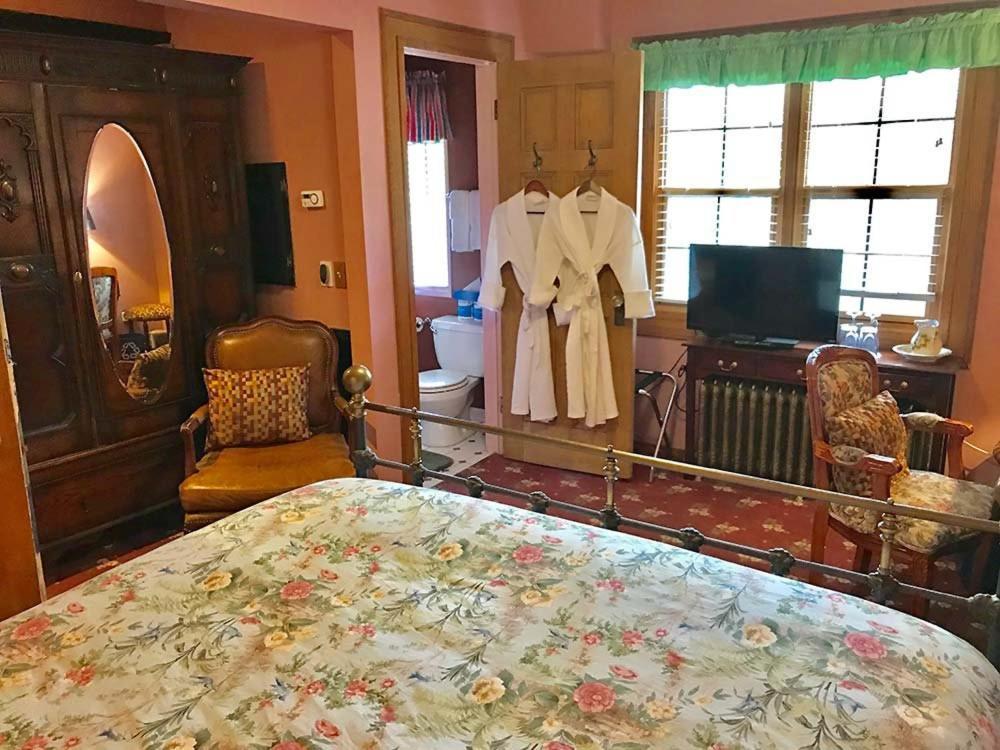 Cecil Bacon Manor
