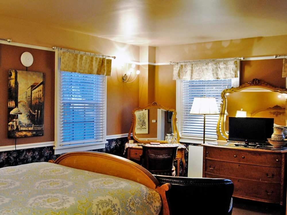 Cecil Bacon Manor Bed & Breakfast *