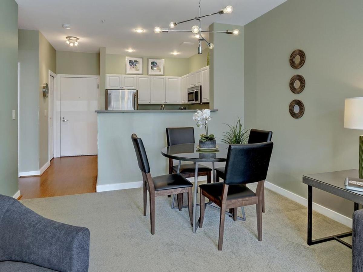Apartment Water View Oasis With Pool & Gym Near Cruise In Heart Of Seattle