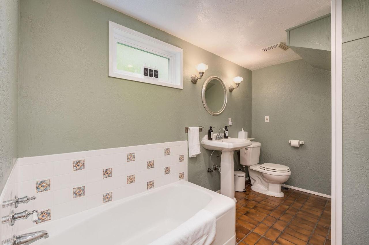 4br With Firepit, Outdoor Dining And Yard Surrounded By Trees Holiday home Seattle
