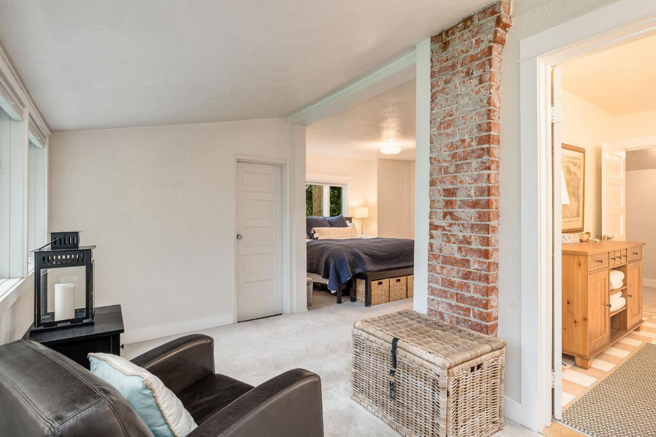 4br With Firepit, Outdoor Dining And Yard Surrounded By Trees Seattle