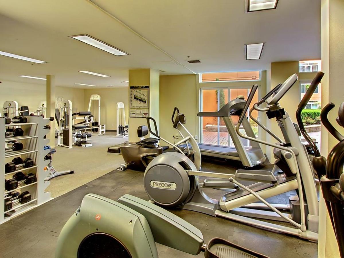 Apartment Water View Oasis With Pool & Gym Near Cruise In Heart Of Seattle
