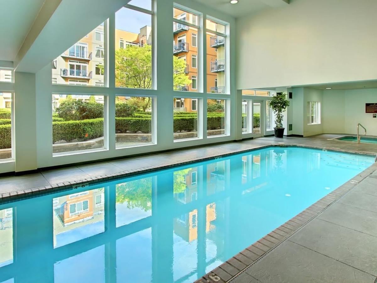 Water View Oasis With Pool & Gym Near Cruise In Heart Of Seattle