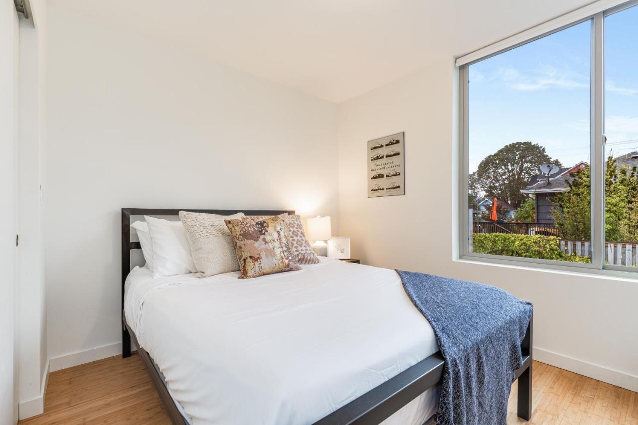 2br 2ba The Ballard Modish, Location With Rooftop View Holiday home