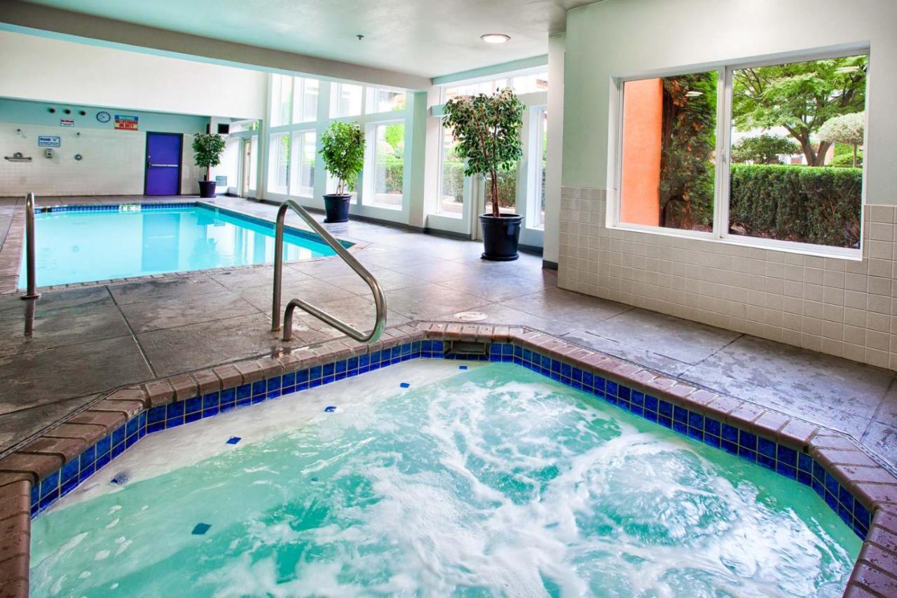 Water View Oasis With Pool & Gym Near Cruise In Heart Of