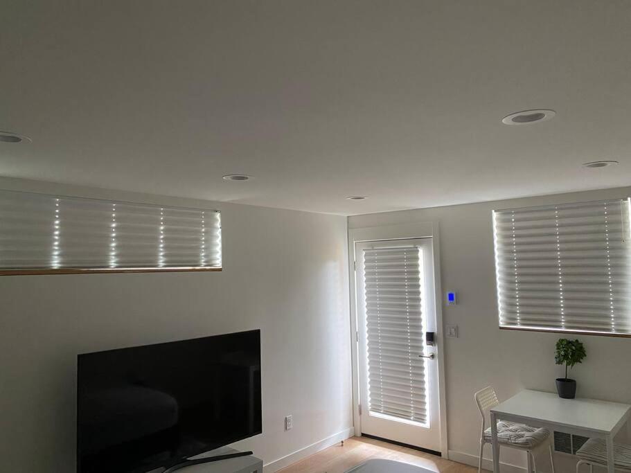Modern Near Light Rail Apartment