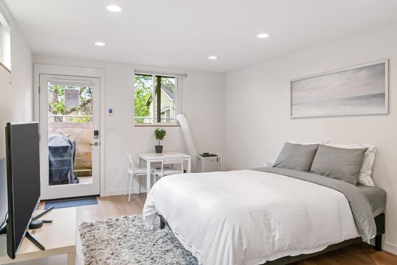 Modern Near Light Rail Apartment *