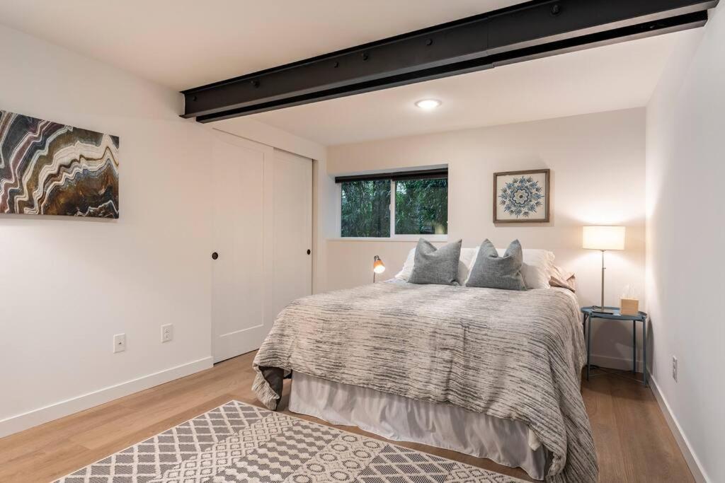 Modern, New & Industrial In Georgetown Holiday home *