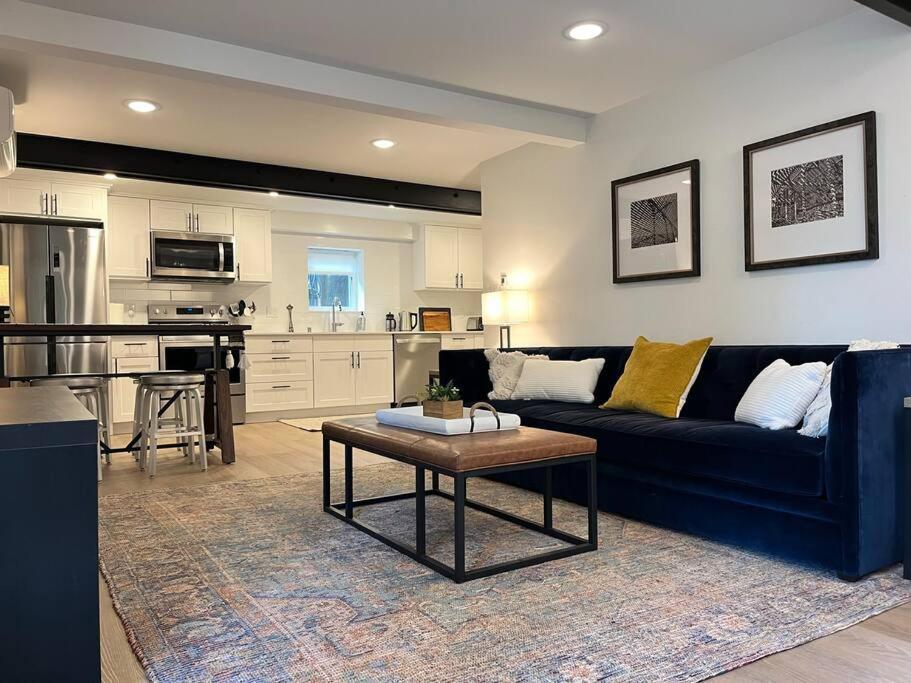 Modern, New & Industrial In Georgetown Holiday home *