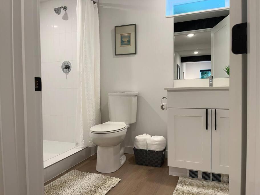 Modern, New & Industrial In Georgetown Holiday home
