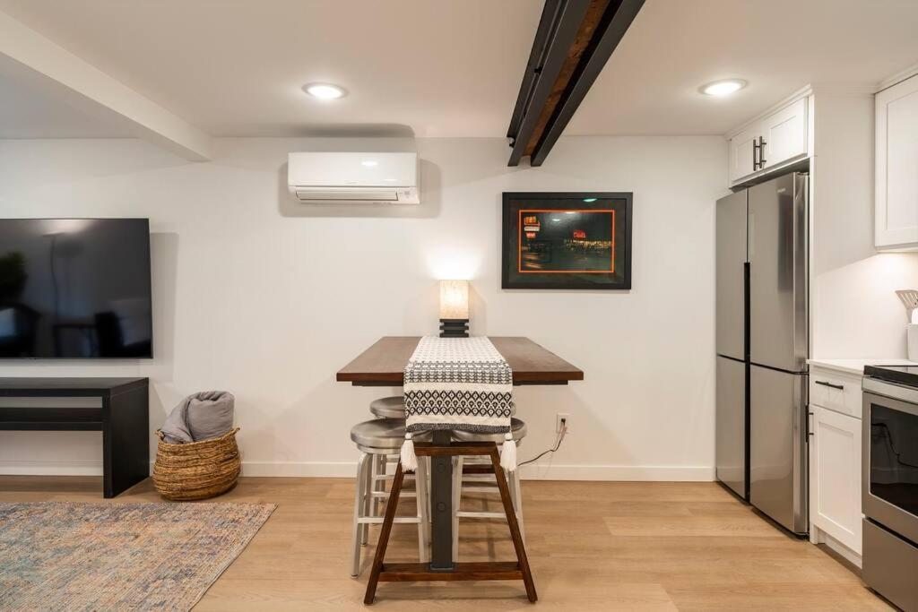 Modern, New & Industrial In Georgetown Holiday home *