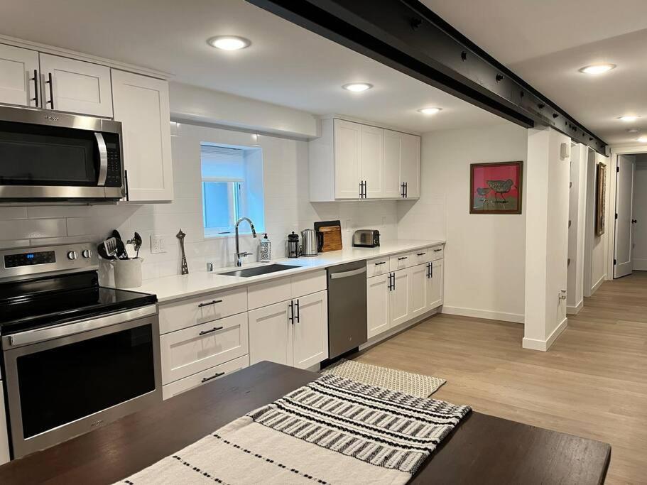 Modern, New & Industrial In Georgetown Holiday home